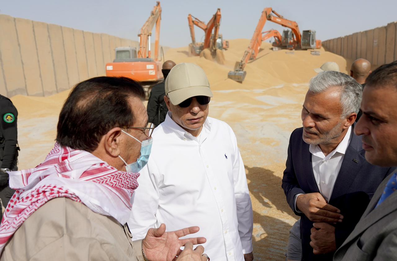 الكاظمي يوجه بمعالجة عقبات تسلم الحنطة من الفلاحين في واسط