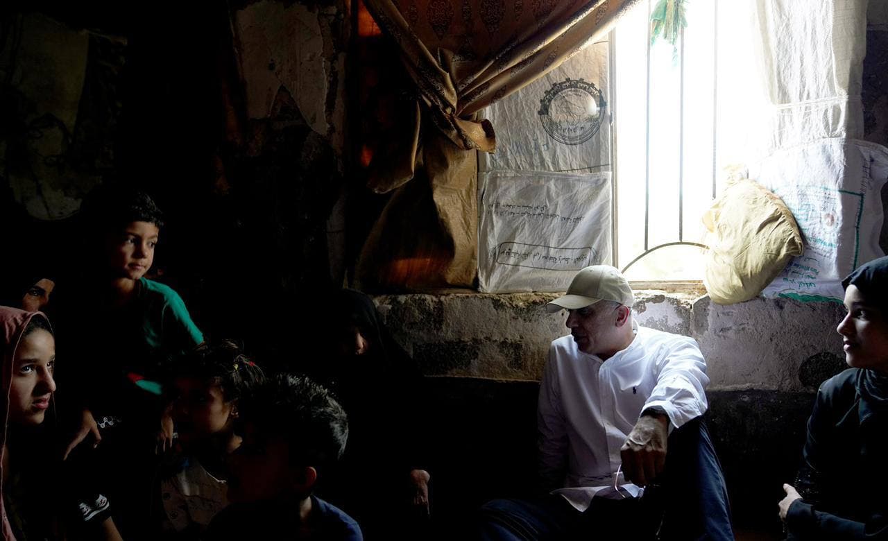 الكاظمي يتفقد منازل عدد من المواطنين في واسط (صور)