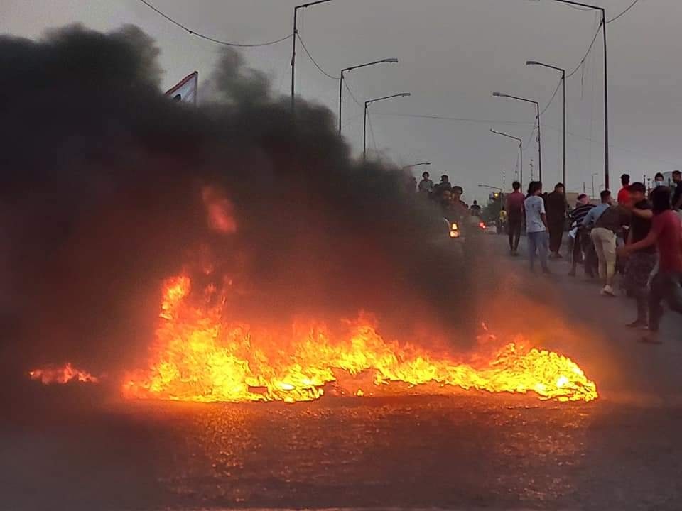 محتجون يغلقون "جسر النصر" وسط الناصرية