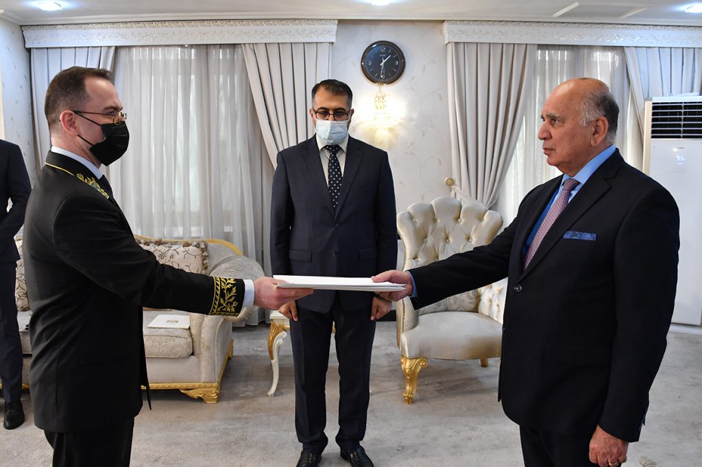 وزير الخارجيَّة يتسلـم نسخة من أوراق اعتماد السفير الروسي الجديد لدى بغداد (فيديو)