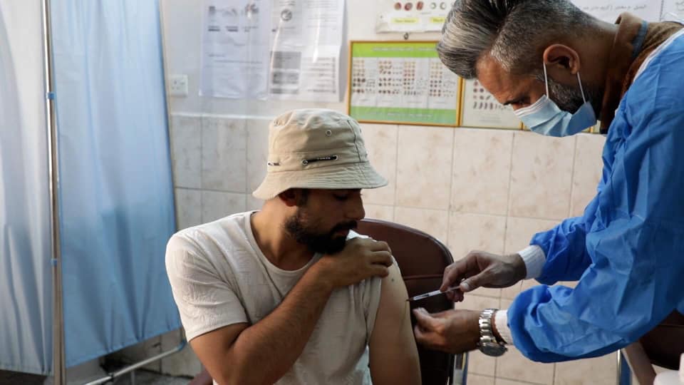 إذا كنت من هذه الفئة.. فأنت معرض لخطر كورونا رغم تلقي اللقاح