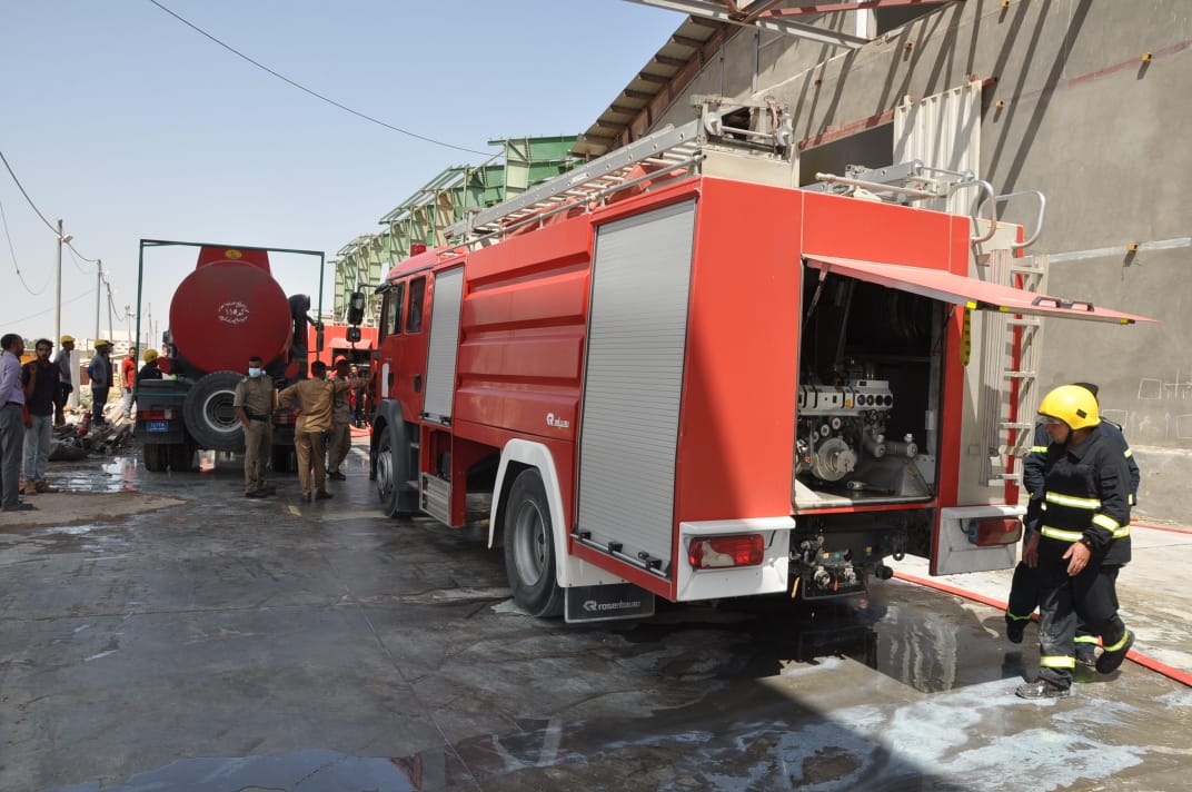 بالصور.. الدفاع المدني يخمد حريقاً بمعمل "گالة" في كربلاء