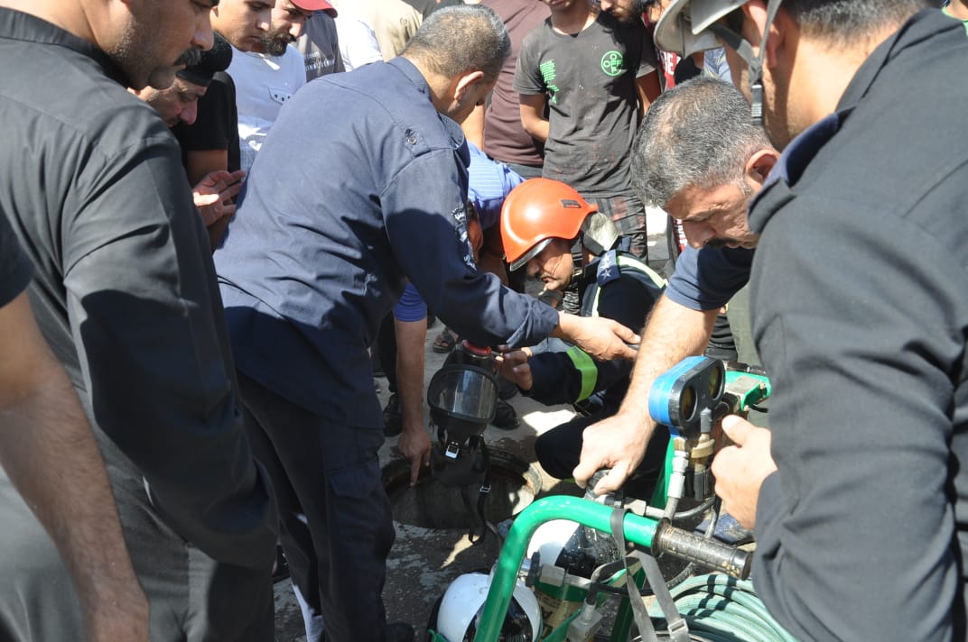 بالصور.. إنقاذ عامل وانتشال جثة آخر من فتحة للتصريف الصحي بكربلاء