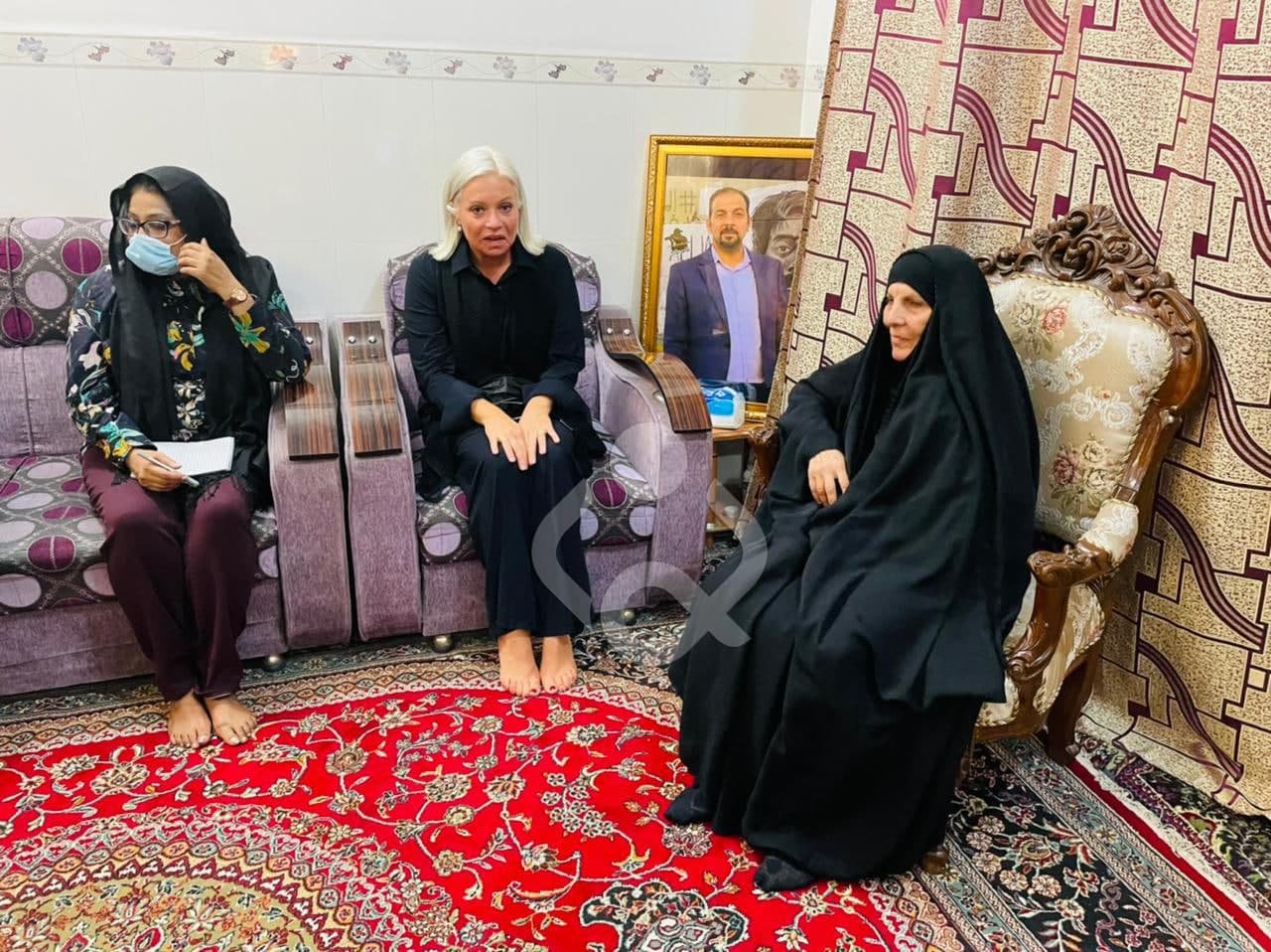 بالصور.. بلاسخارت تزور ام الشهيد ايهاب الوزني في منزلها بكربلاء