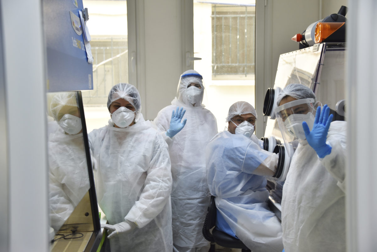 وسط امتلاء المستشفيات وإرهاق الأطباء.. انهيار المنظومة الصحية في دولة عربية