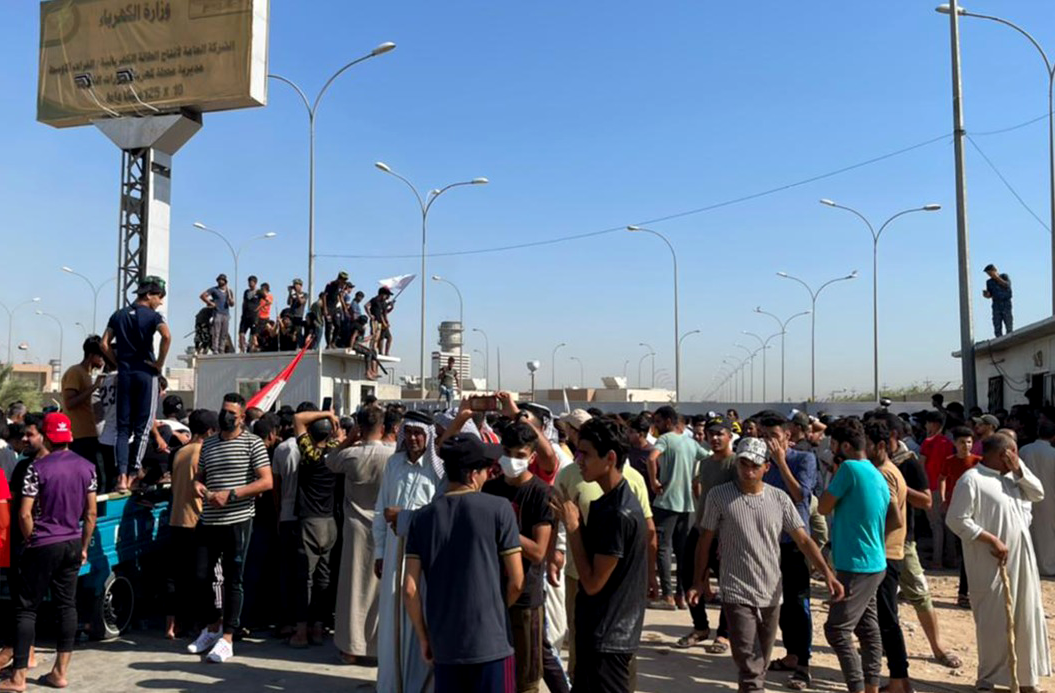 مواطنون "غاضبون" يغلقون محطة كهرباء في كربلاء