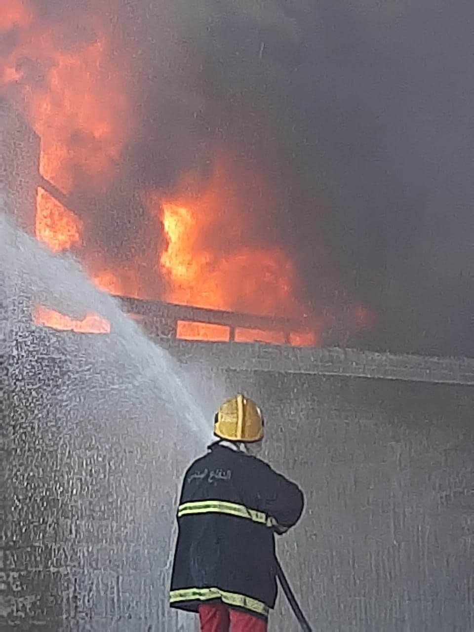 بالصور.. 18 فرقة اطفاء تتدخل للسيطرة على حريق ضخم جنوب بغداد