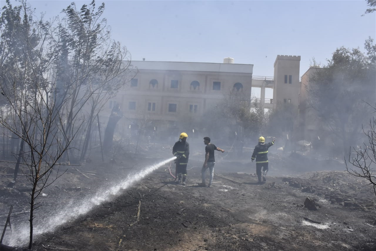 بالصور.. عشر فرق إطفاء تسيطر على حريق اندلع بإحدى الجامعات العراقية