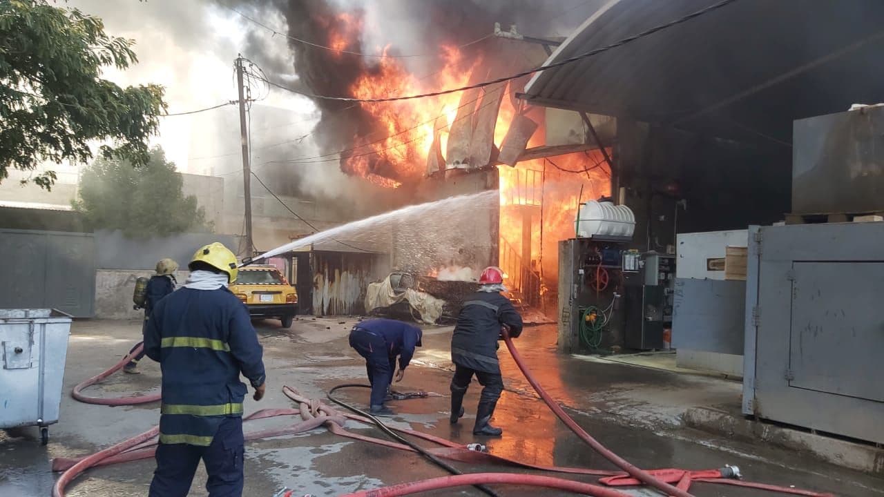 بالصور.. الدفاع المدني يخمد حريقاً "كبيراَ" وسط بغداد