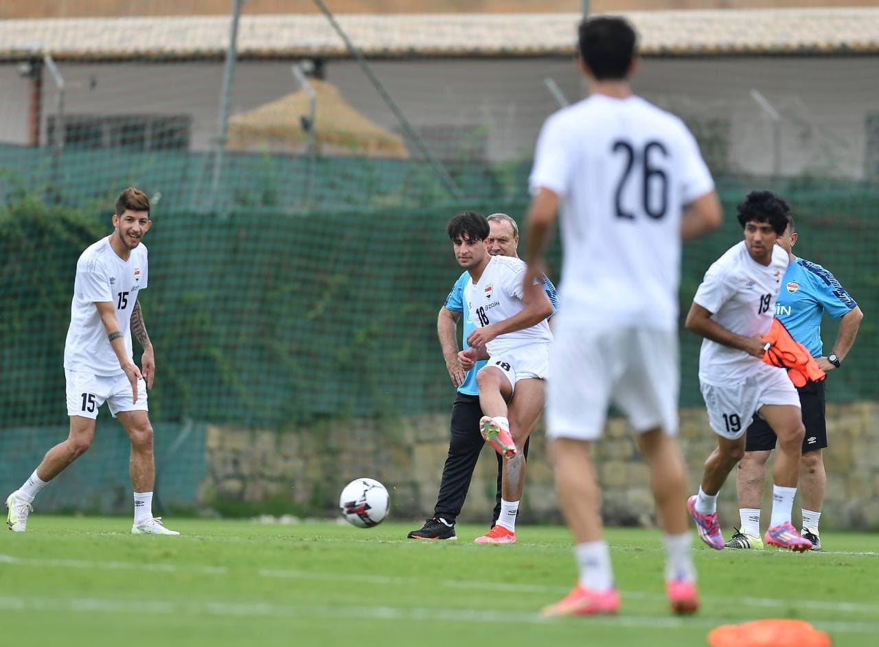 بالصور.. أسود الرافدين يباشرون تدريباتهم في مدينة ماريبا الإسبانية