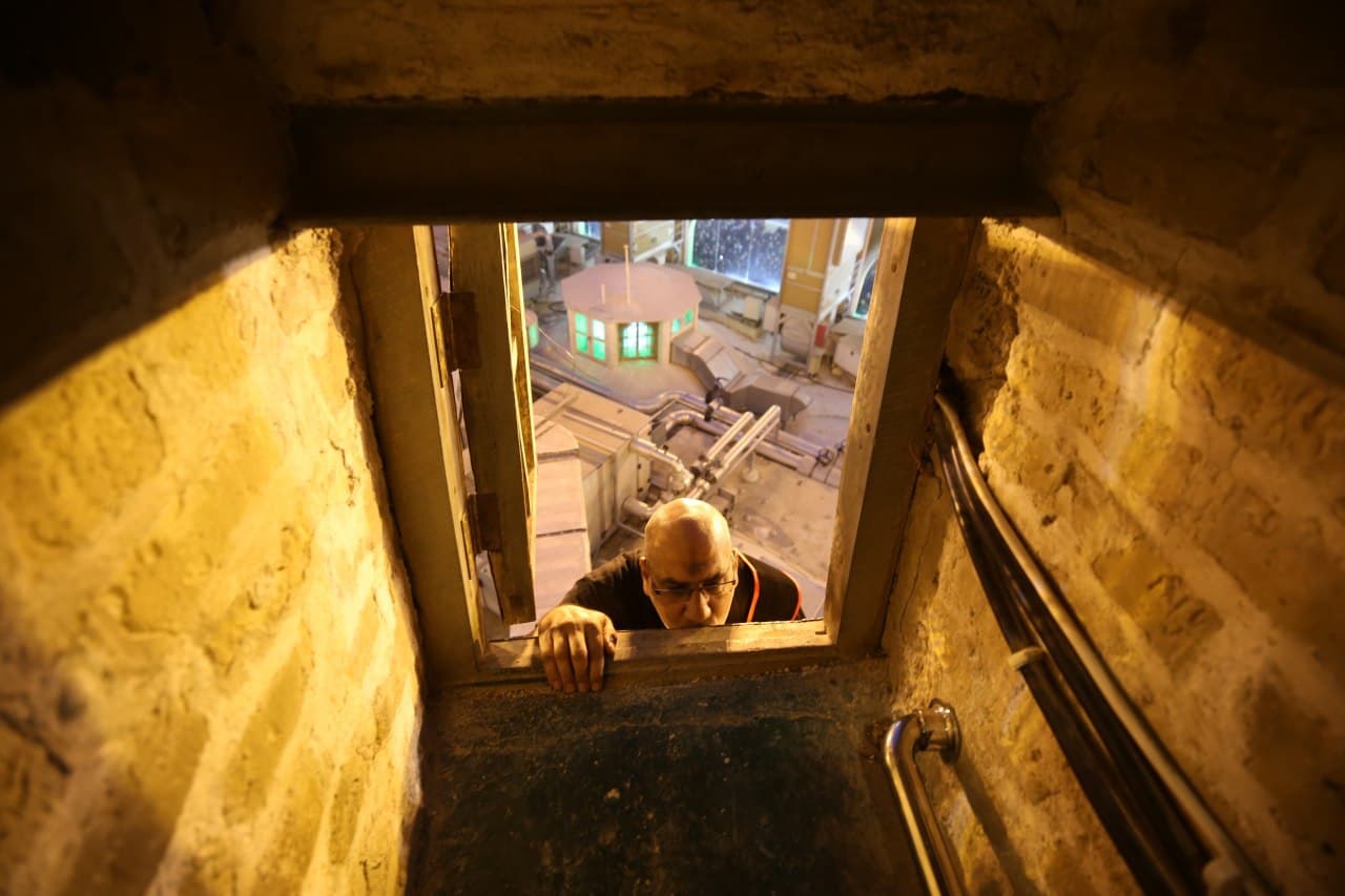 لقطات تنشر لاول مرة.. شاهد استبدال راية قبة الامام الحسين ايذاناً ببدء شهر الاحزان (فيديو)