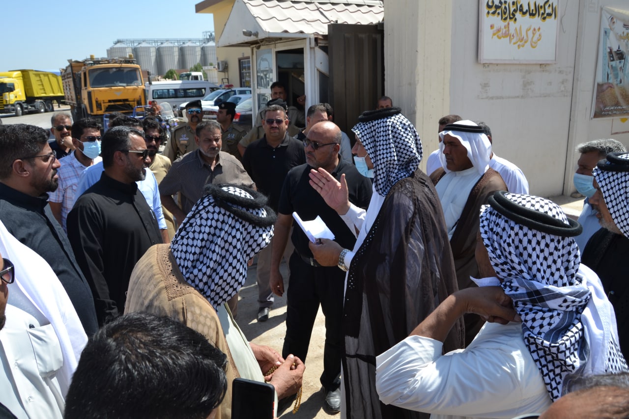 الجمعيات الفلاحية في كربلاء تنظم وقفة احتجاجية أمام مبنى السايلو للمطالبة بصرف المستحقات المالية للفلاحين