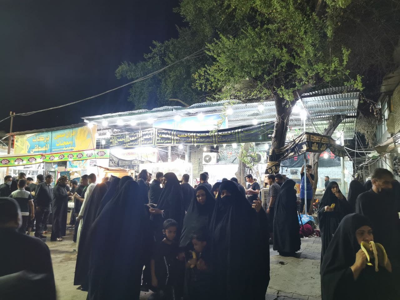 كربلاء.. السيطرة على حادث حريق بـ"موكب خدمي" قرب العتبة الحسينية (فيديو)