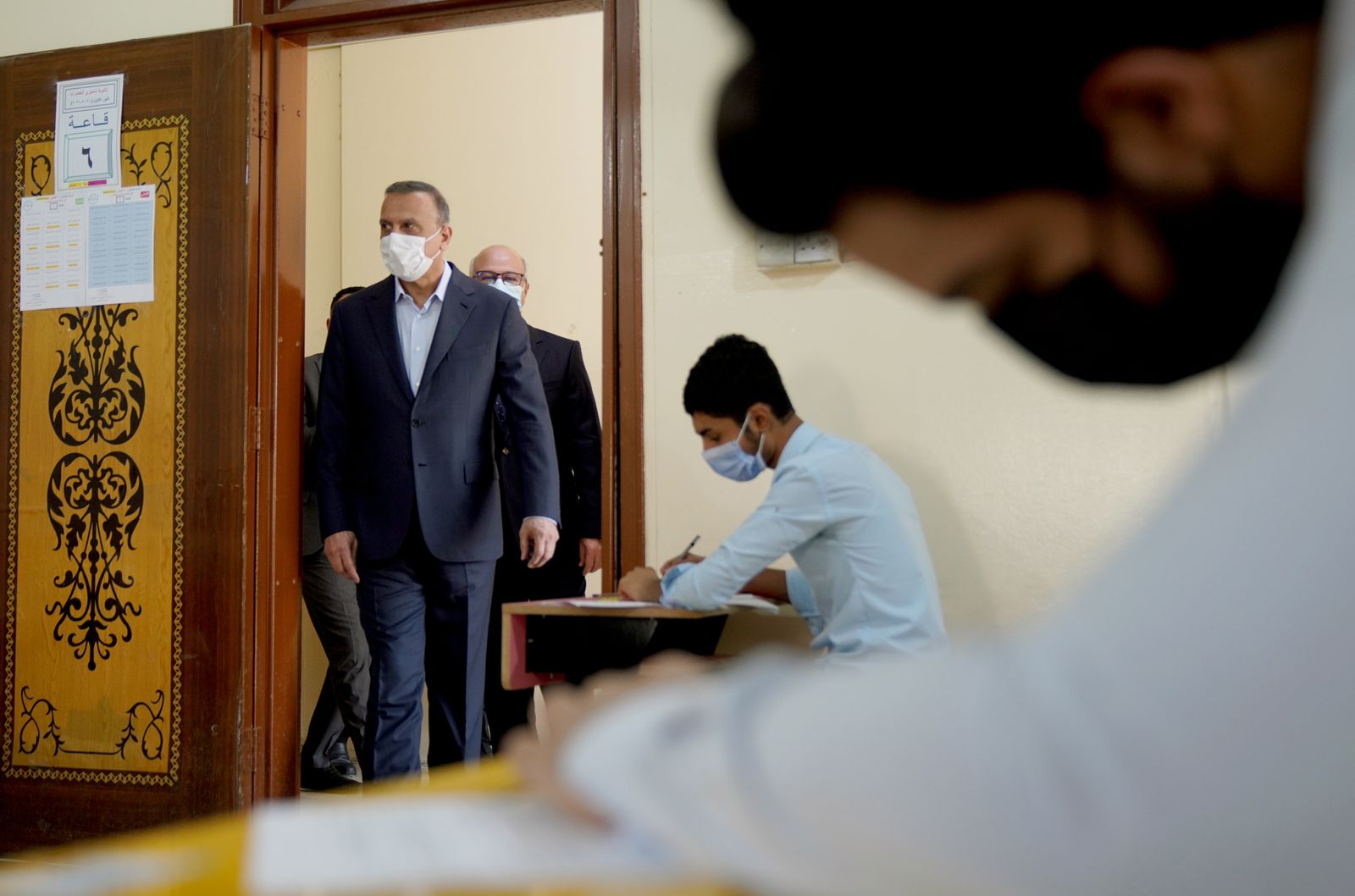 انطلاق الامتحانات النهائية لمرحلة السادس الاعدادي والكاظمي يتفقد الطلبة (صور)