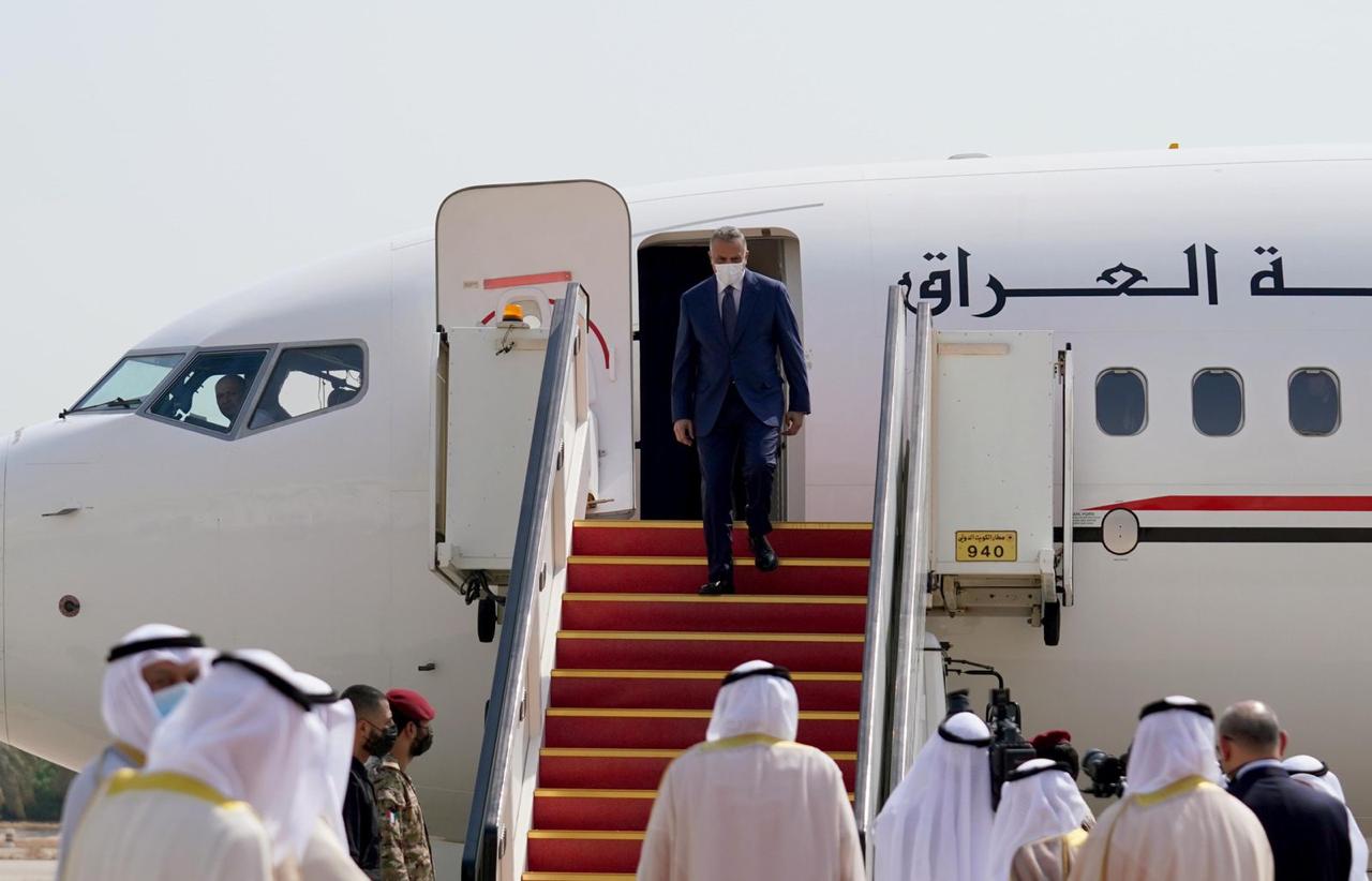 بالصور.. رئيس مجلس الوزراء مصطفى الكاظمي يصل الى الكويت