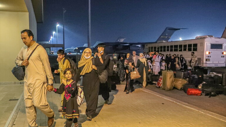 أفغان يتحدثون عن اليأس والغموض بعد إجلائهم إلى قطر