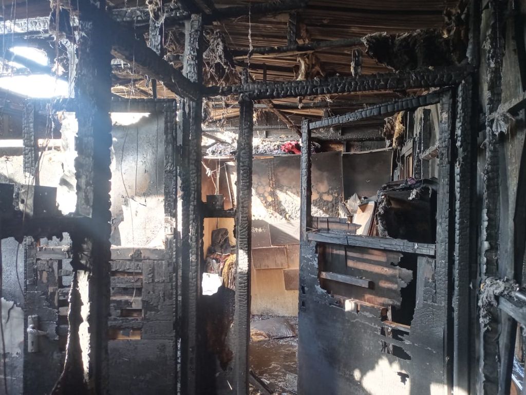 بالصور.. اخماد حريق داخل مؤسسة حكومية في كربلاء