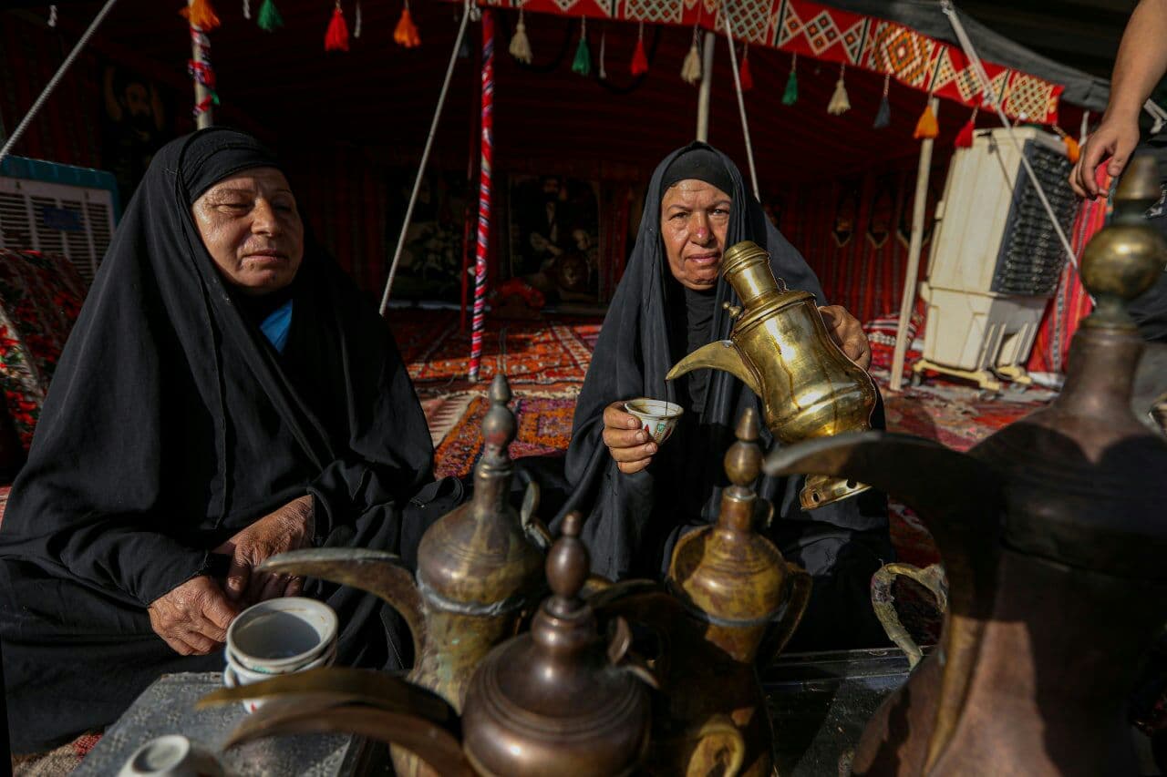 ستينيات يخدمن الحسين عليه السلام اربعين يوما منذ عقود (تقرير مصور)