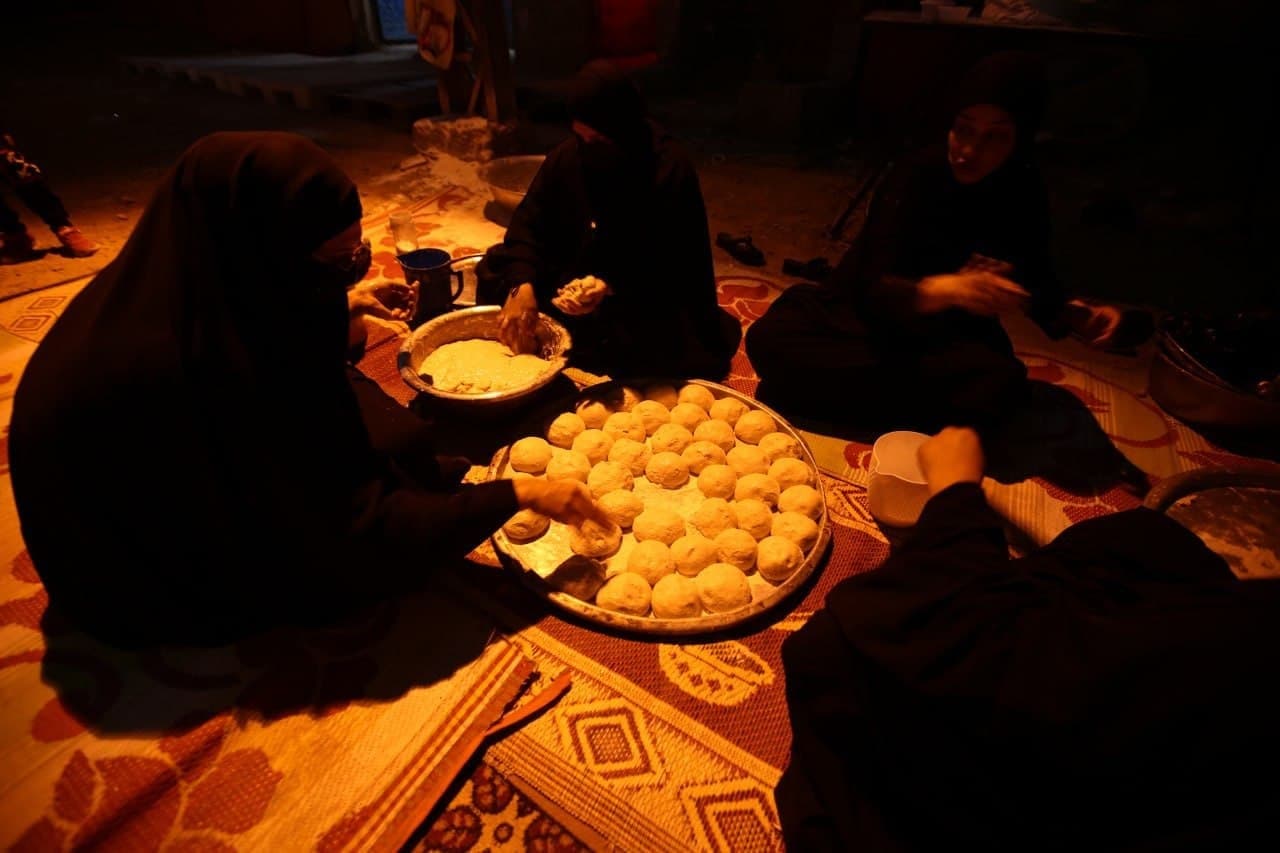 عشرون إمراة يعملن عليهن طوال اليوم.. تنوري طين يطعمن المشاية الفي قرص خبز يومياً (تقرير مصور)