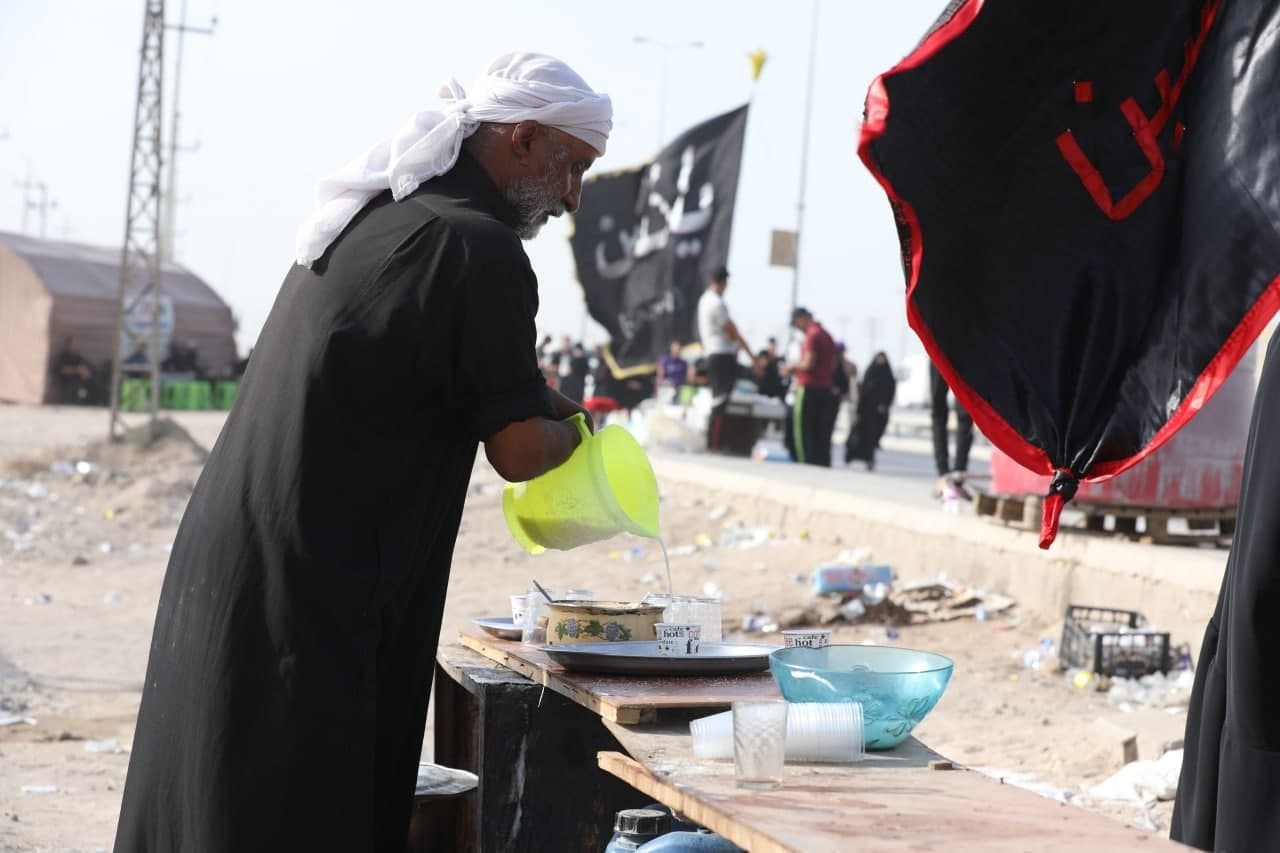 شاهد بالصور.. قطيع الكفين يطعم زوار الحسين