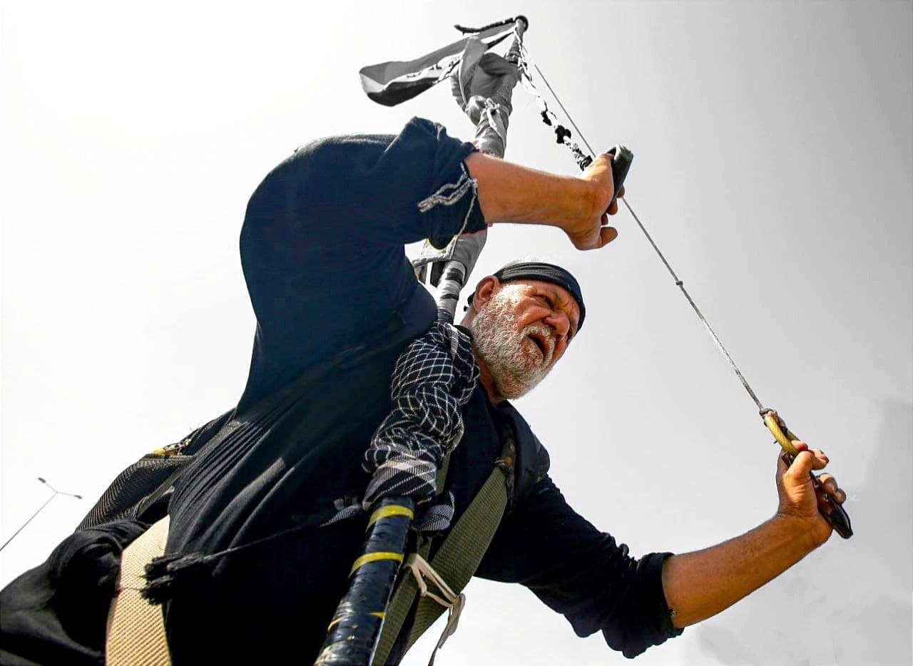 شيبة مباركة تحمل راية الشهادة من البصرة الى كربلاء المقدسة (تقرير مصور)