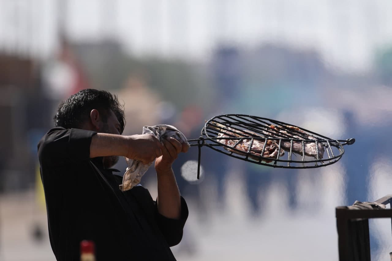 كرم لا يتيميز به سوى العراقيين .. مشاهد من الطريق الى كربلاء (صور)