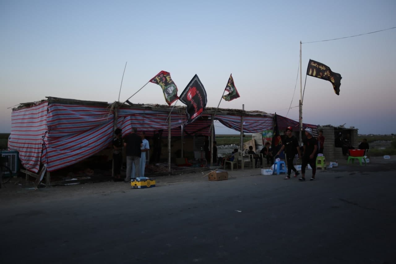 عشرون كاسبا يتبرعون بقوت يومهم.. موكب الفقراء عنوان الايثار الحسيني (تقرير مصور)