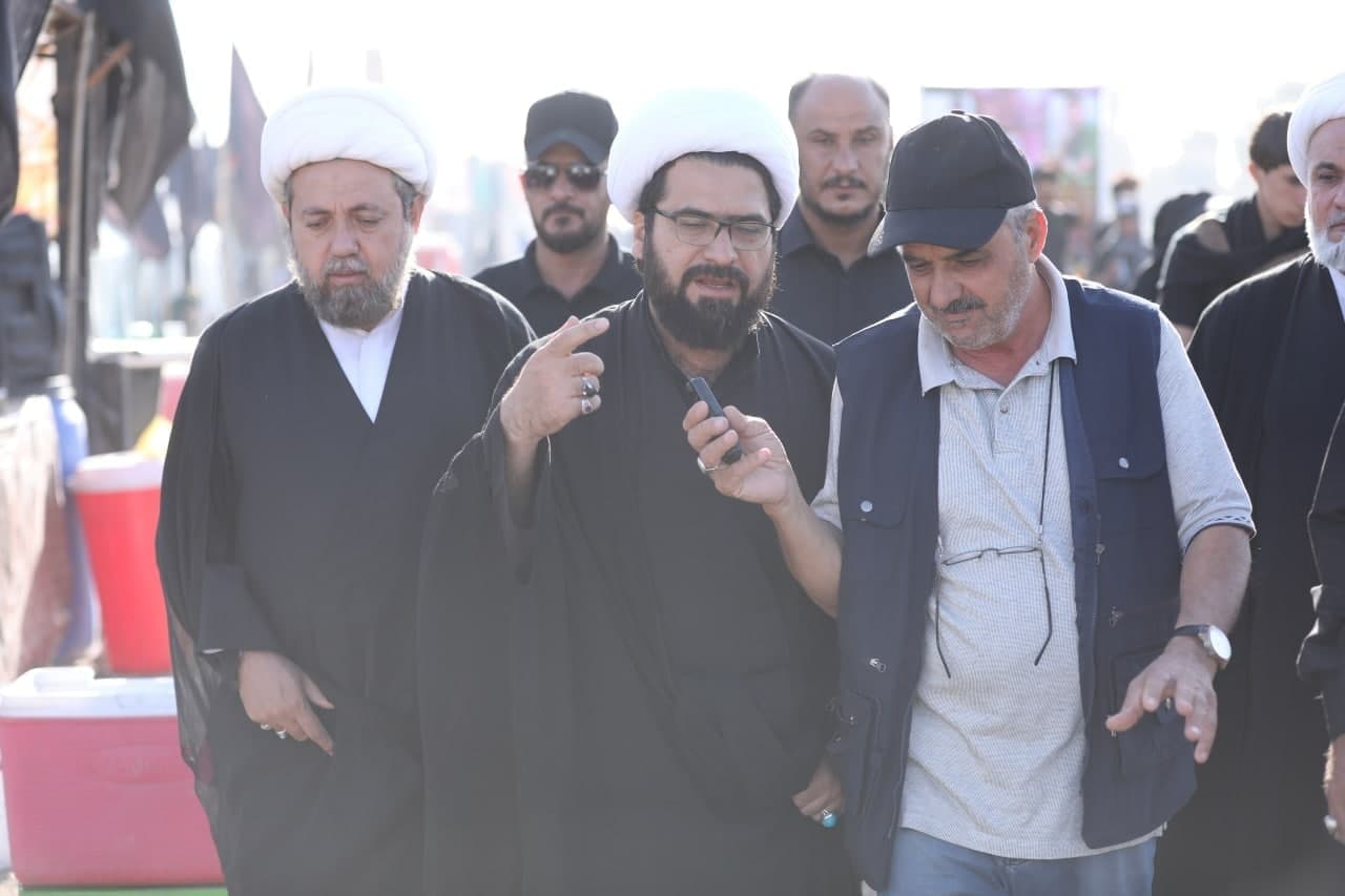 دعم متنوع للمواكب والزائرين.. ممثلي مكاتب المرجعيات يرافقون المشاية في سيرهم الى كربلاء (تقرير مصور)