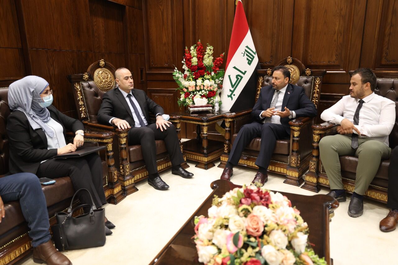 البرلمان يخاطب مجلس الخدمة ووزارة المالية بشأن حملة الشهادات العليا