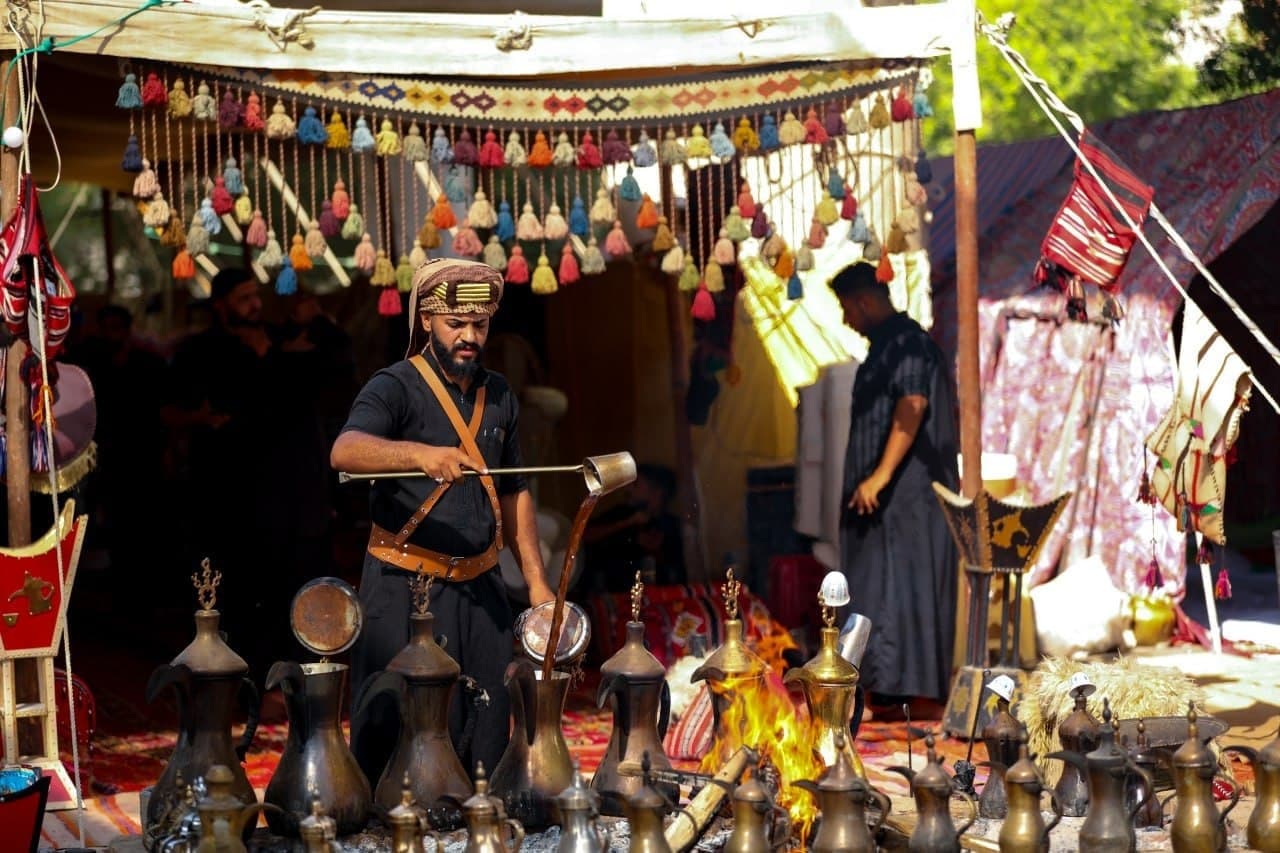 يستخدم رمزية الدلة والفنجان والعقال المقصب.. بيت بدوي فيه الامير يخدم الحسين (تقرير مصور)