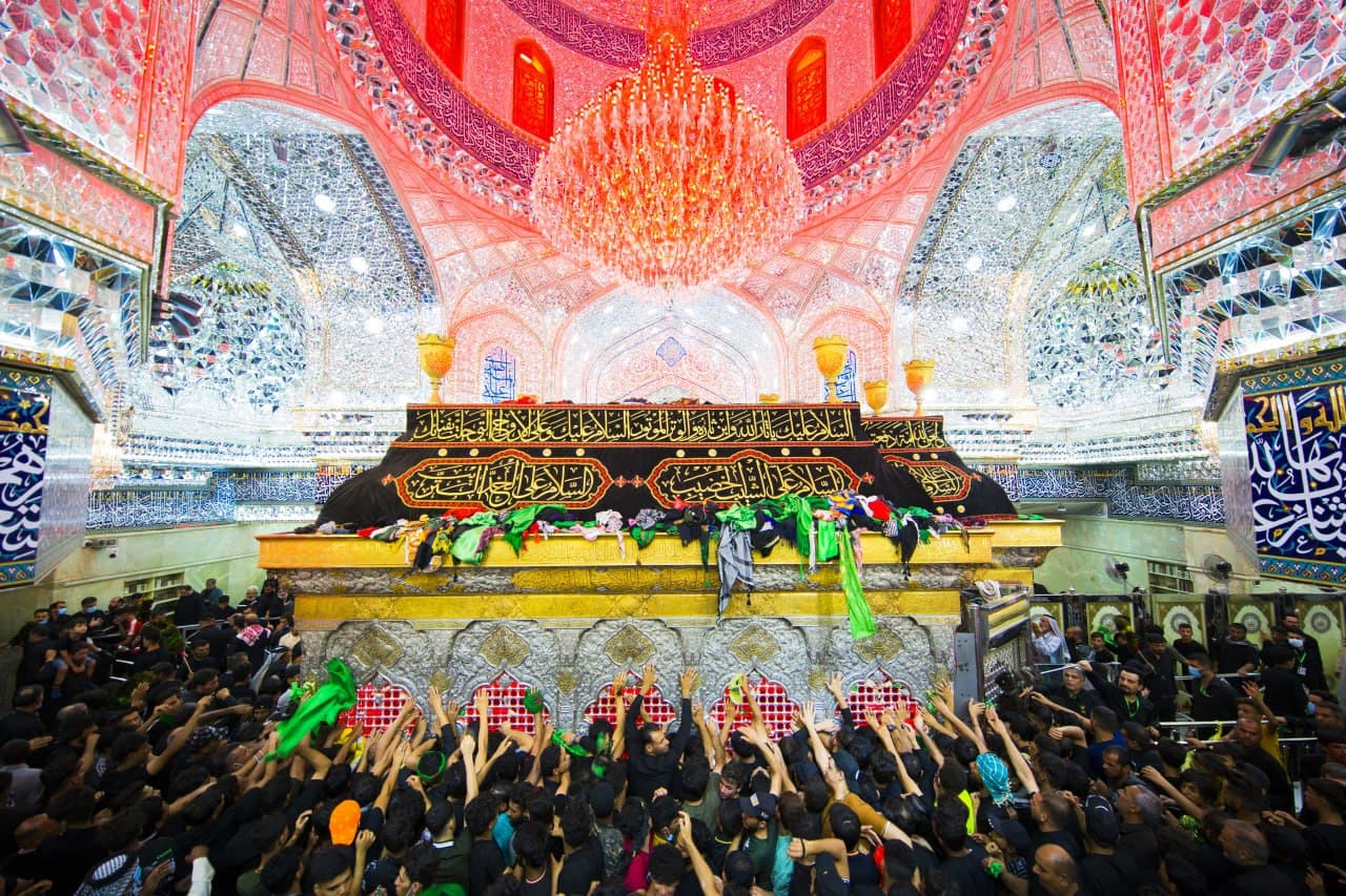 شاهد بالصور.. حشود الزائرين عند قبر الحسين (ع)