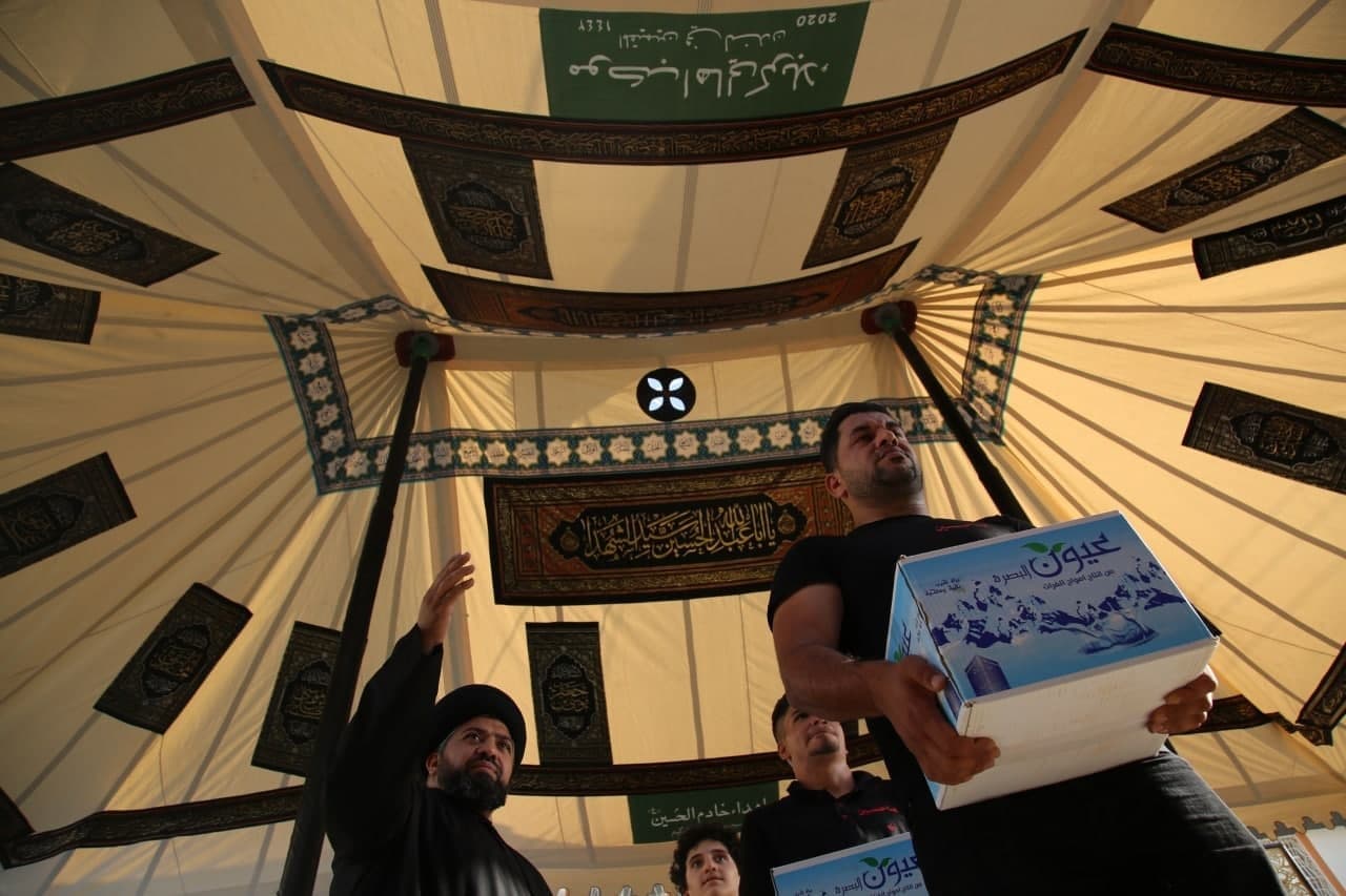 يقدمون الخدمة الى ثلاثة الاف زائر.. مقيمون في لندن ينصبون موكبا في كربلاء (تقرير مصور)