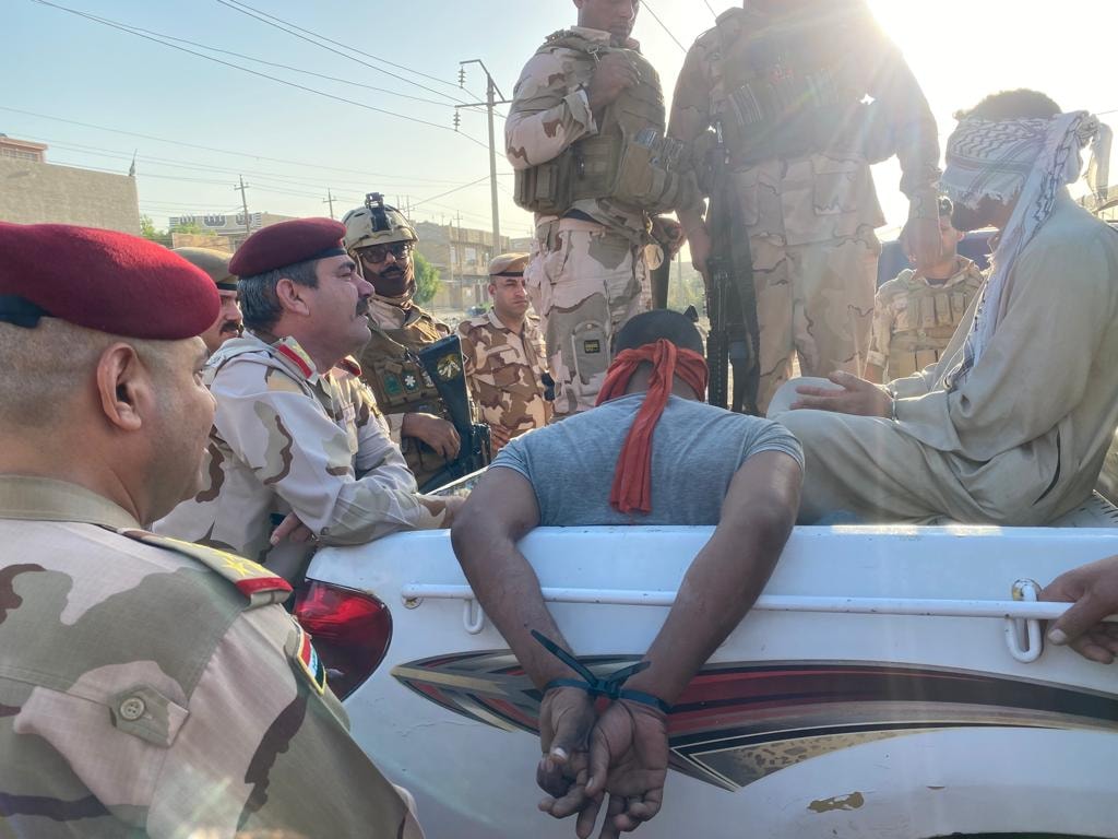 شاهد بالصور.. اعتقال 5 اشخاص على خلفية نزاع عشائري بين قبيلتين شمالي بغداد