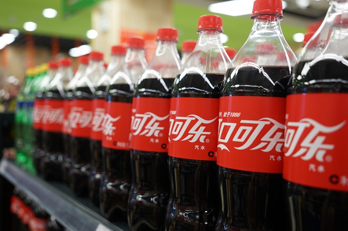 ماذا حدث في جسمه؟.. شاب صيني يفارق الحياة بعد شربه 1.5 لتر من الكوكاكولا خلال عشر دقائق