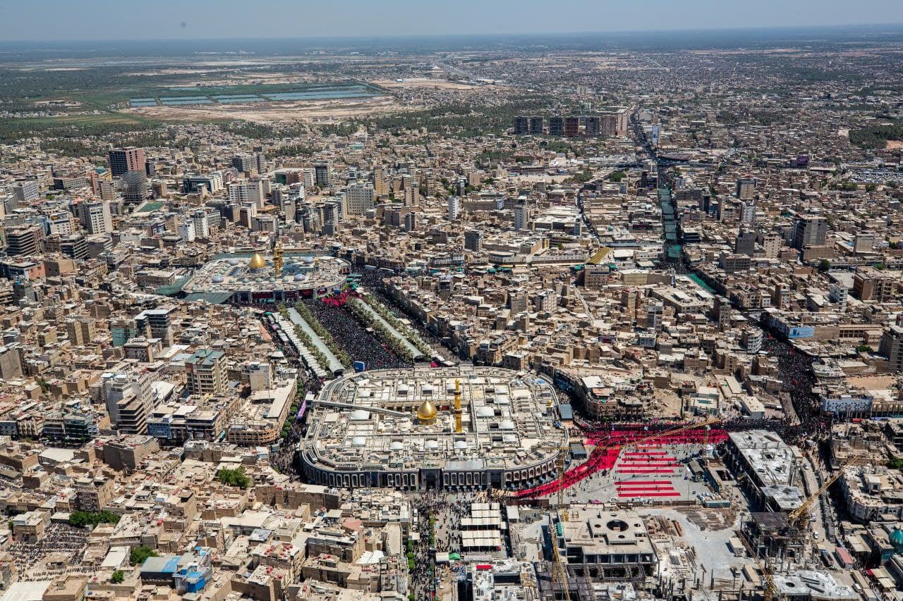 هذا هو المشهد من السماء.. المسير مستمر صوب كربلاء (فيديو)