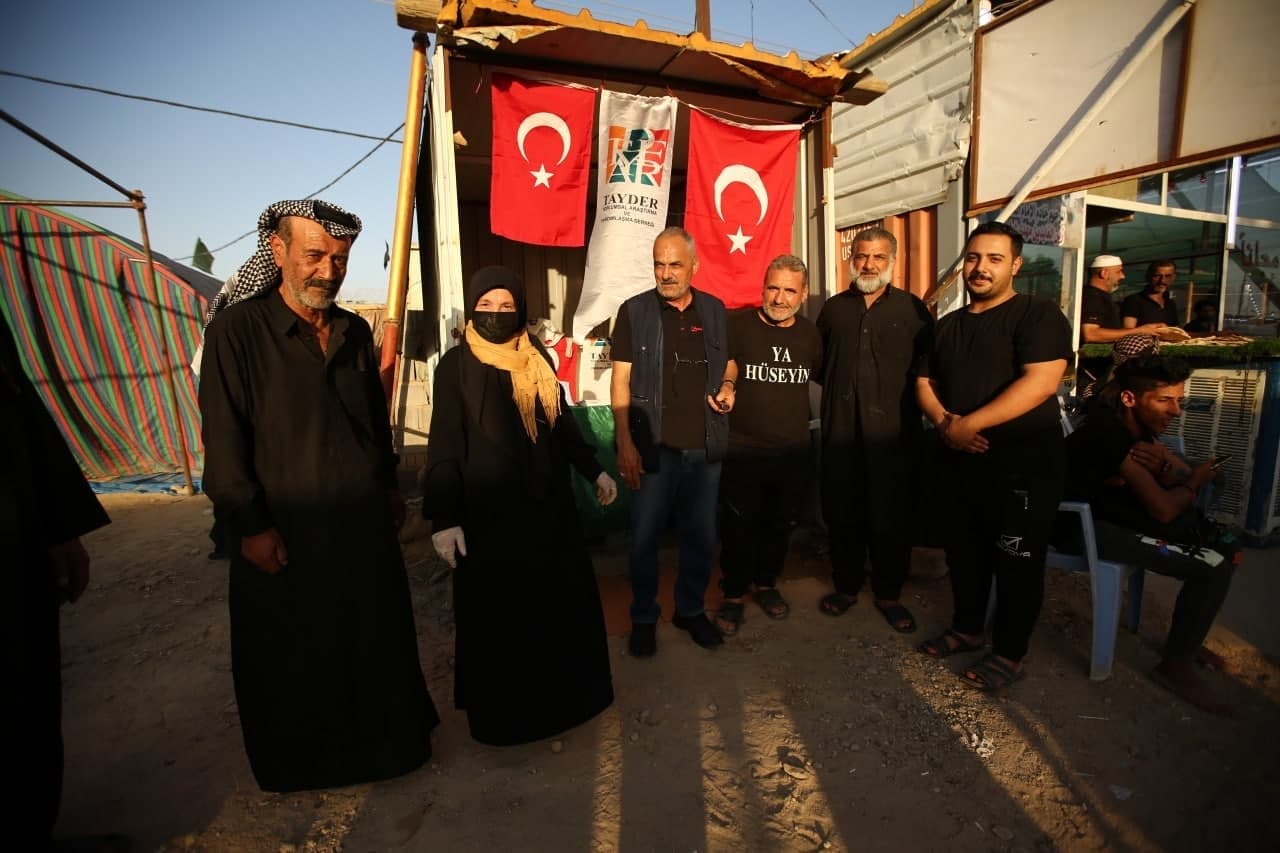 تركي وامه ... جئنا  من اسطنبول لنواسي العقيلة زينب (تقرير مصور)