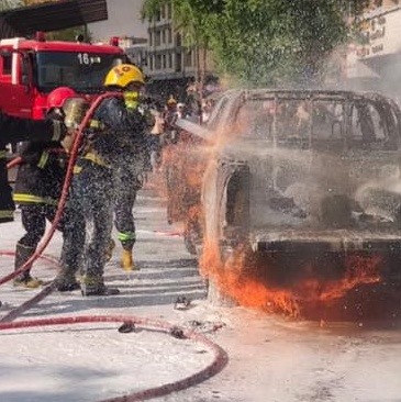 السيطرة على حريق عجلة تحمل اسطوانات اوكسجين وسط بغداد (صور)