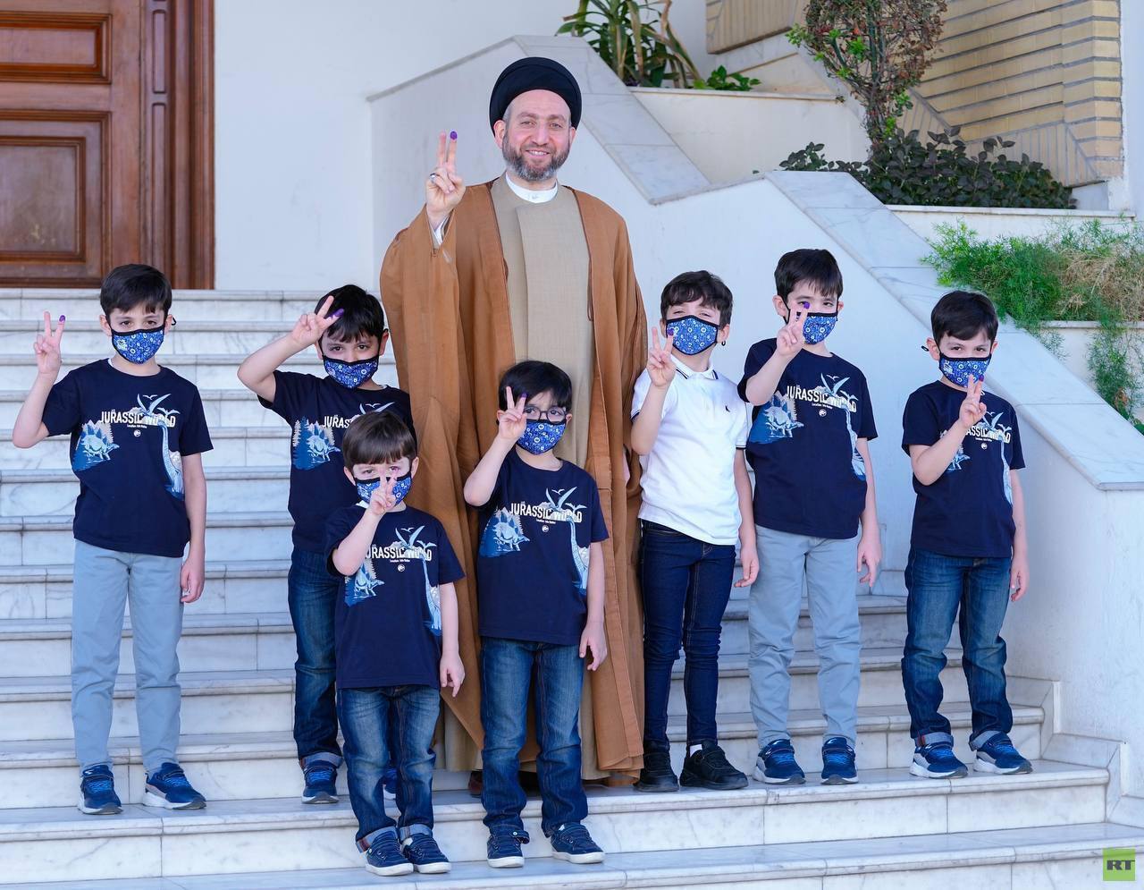 بزي موحد.. الحكيم يصطحب 7 من أحفاده معه للتصويت في الانتخابات العراقية (صور)