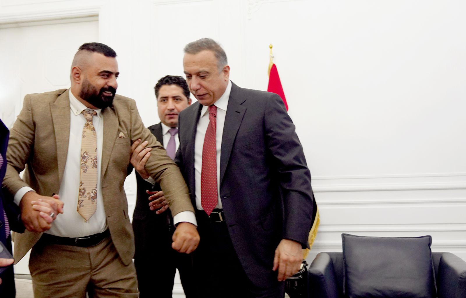 الكاظمي يعتذر لاحد جرحى القوات الامنية ويوجه بمتابعة حالته الصحية (فيديو)