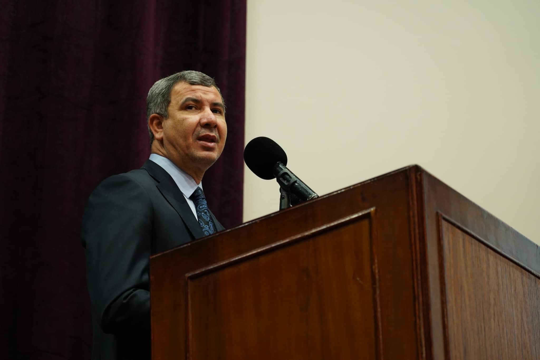 وزير النفط: نهدف الى استثمار 2.6 مليار قدم مكعب يوميا بحلول 2026