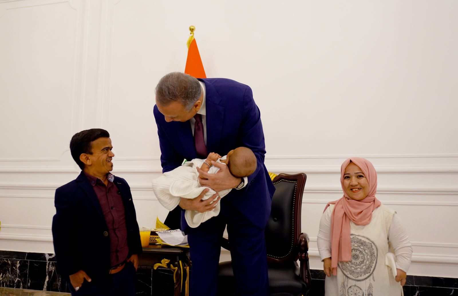 الكاظمي يلتقي وفداً من قصار القامة في العراق