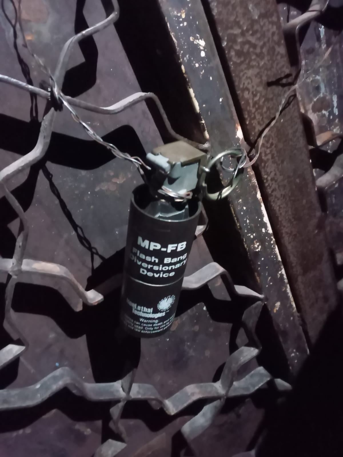 الاطاحة بأحد الإرهابيين ورفع رمانة يدوية في بغداد (صور)