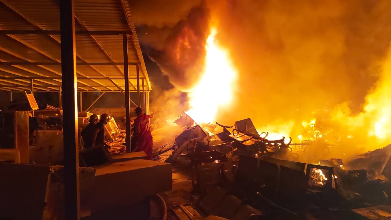 بالصور.. الدفاع المدني تخمد حريقاً اندلع داخل جامعة بغداد