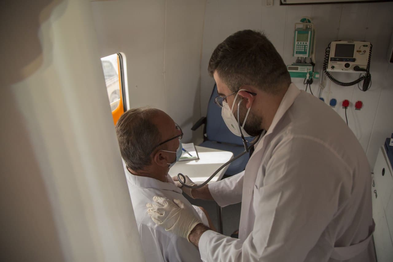 العتبة الحسينية تخصص كادر ومستشفيات متنقلة لمعالجة المواطنين في مناطقهم مجاناً (صور)