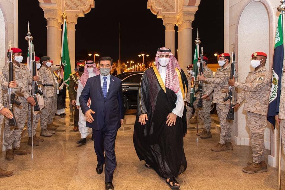 وزير الدفاع يصل السعودية في زيارة رسمية