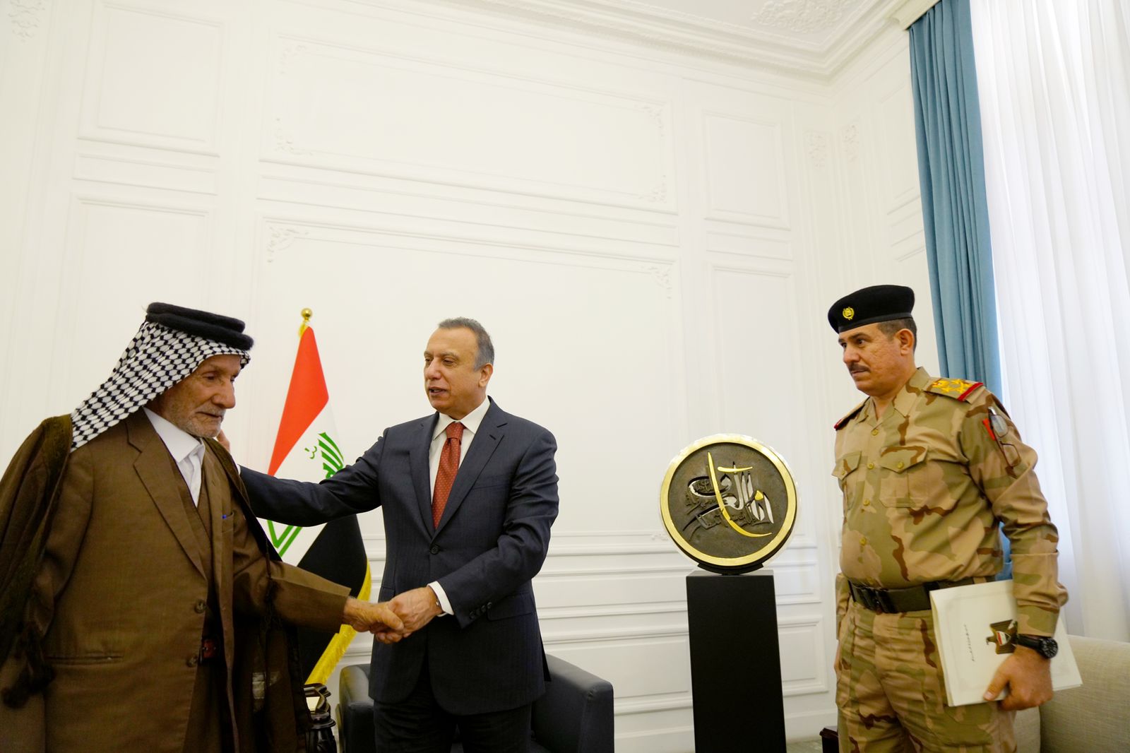 الكاظمي يلتقي مواطناً اشتكى من إجباره على دفع رشوة (صورة)