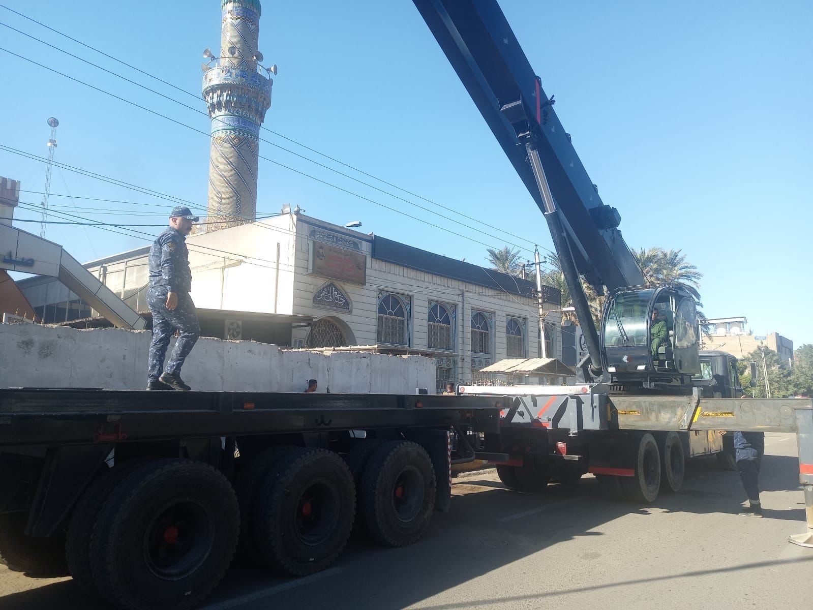 عمليات بغداد تعلن رفع عددا من الكتل الكونكريتية في جانب الكرخ (صور)