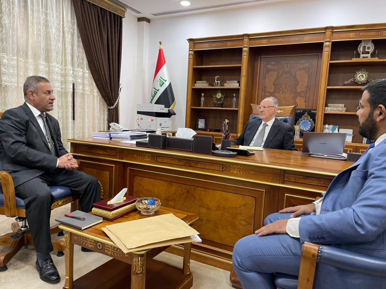 محافظ ذي قار يعلن التوصل إلى اتفاق مع وزارة المالية بشأن موظفي الأجور والعقود