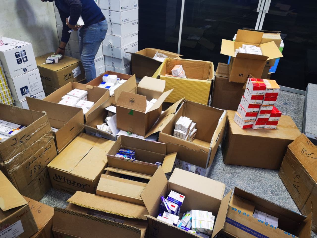 ضبط أدوية مهرّبة واعتقال متهمين بحملة أمنية على 4 مذاخر في بغداد