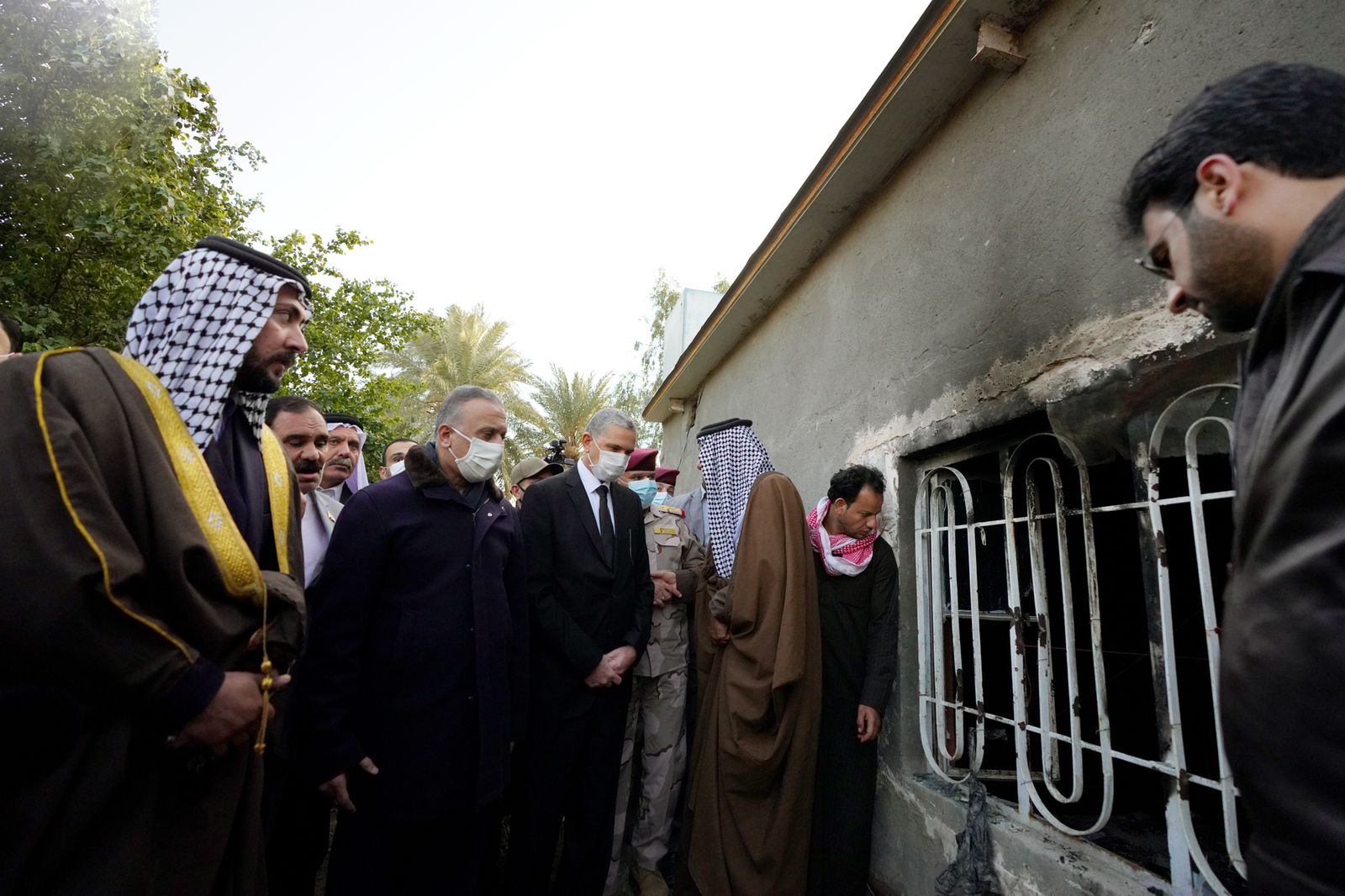 بالصور.. الكاظمي يزور مسرح جريمة جبلة ويطلع على سير التحقيقات